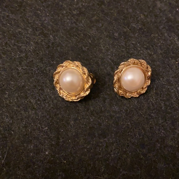 Vintage Gold faux pearl clip-on earrings - Picture 7 of 8